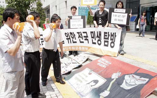 이선근 민주노동당 경제민주화운동본부장과 한상욱 부평구 위원회 위원장은 18일 '고리대 박멸'을 위한 퍼포먼스를 진행하고 있다. 이들은 '고금리 추방 민생탐방'을 실시하고 있다. 